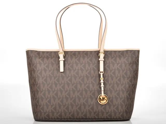 Criminal Trying to Steal Handbags as Caught by LPI-G